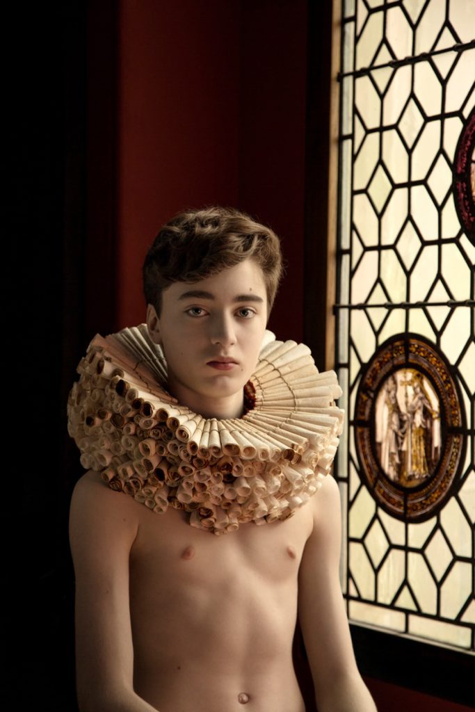 F(PH)ILTRES-D-AMOUR-III-parure-de-cou-365-filtres-a-cafe-2013-Patricia-Lemaire-photo-Elen-Usdin