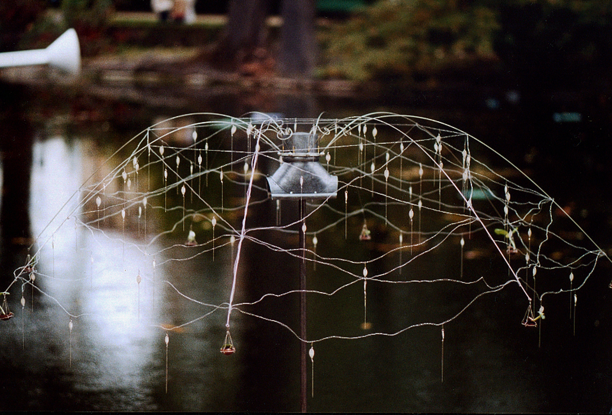 LA-PARABOLE-DE-CENDRILLON-sculpture-installation-en-exterieur-maillechort-inox-graines-de-potiron-bronze-terre-parabole-2003-Patricia-Lemaire