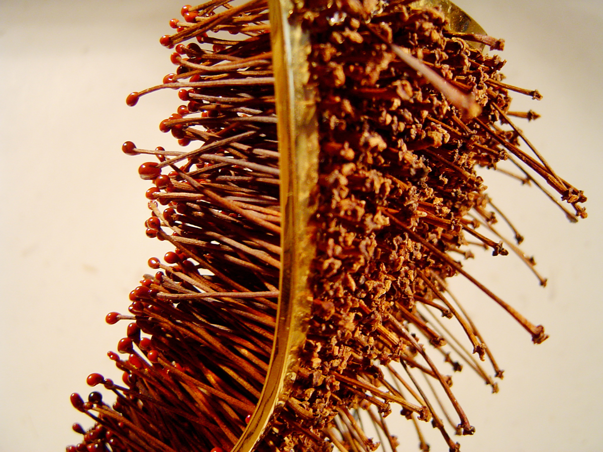 LE-TEMPS-DES-CERISES-sculpture-metal-dore-1200-queues-de-cerises-cire-rouge-1996-Patricia-Lemaire