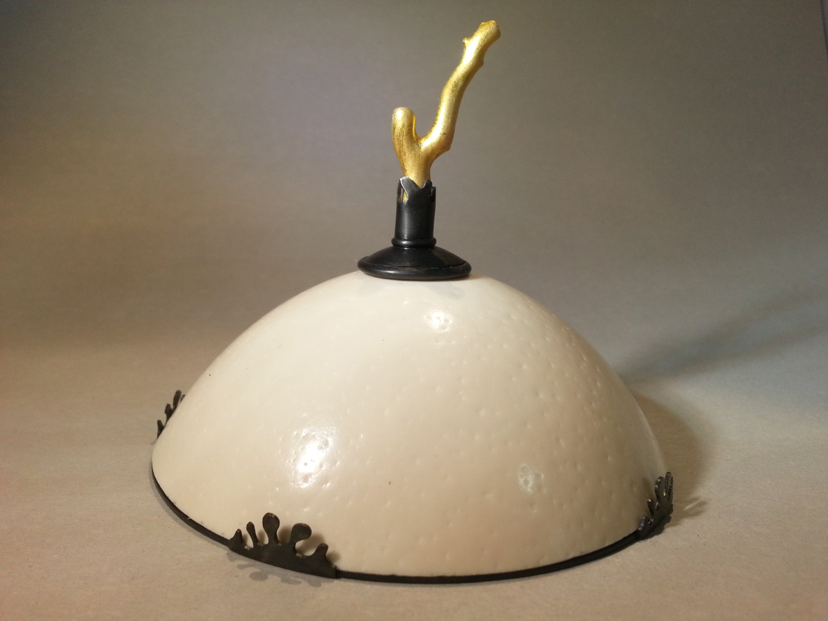 SEEDING-AND-FIRE-I-sculpture-oeuf-d-autruche-corail-dore-24cts-maillechort-2015-Patricia-Lemaire