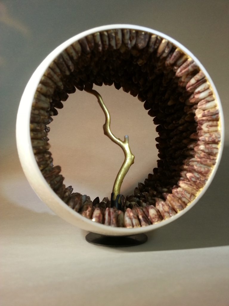 SEEDING-AND-FIRE-II-sculpture-oeuf-d-autruche-noyaux-de-dattes-corail-dore-24cts-maillechort-2015-Patricia-Lemaire