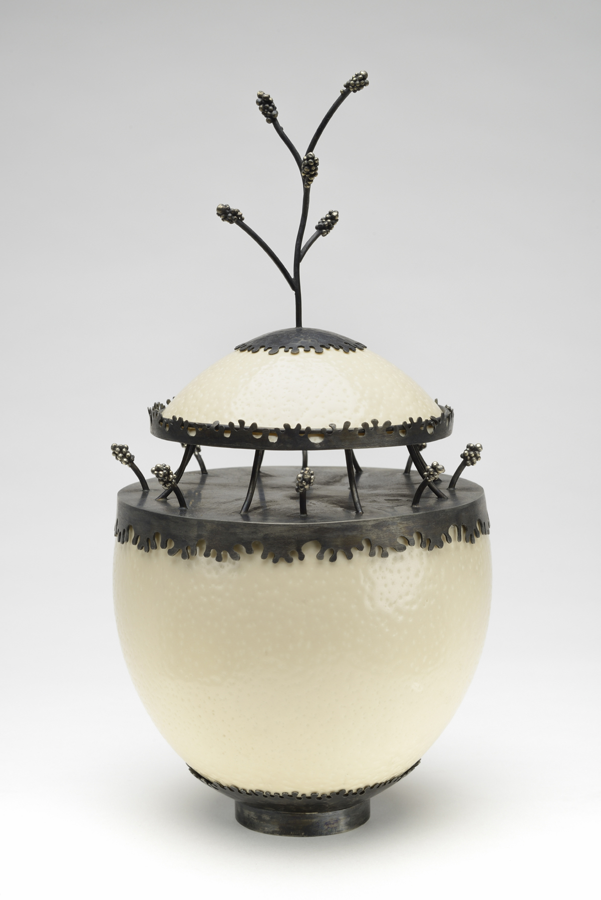 WAITING-FOR-SPRING-II-sculpture-oeuf-d-autruche-maillechort-2012-Patricia-Lemaire-photo-Ecliptique