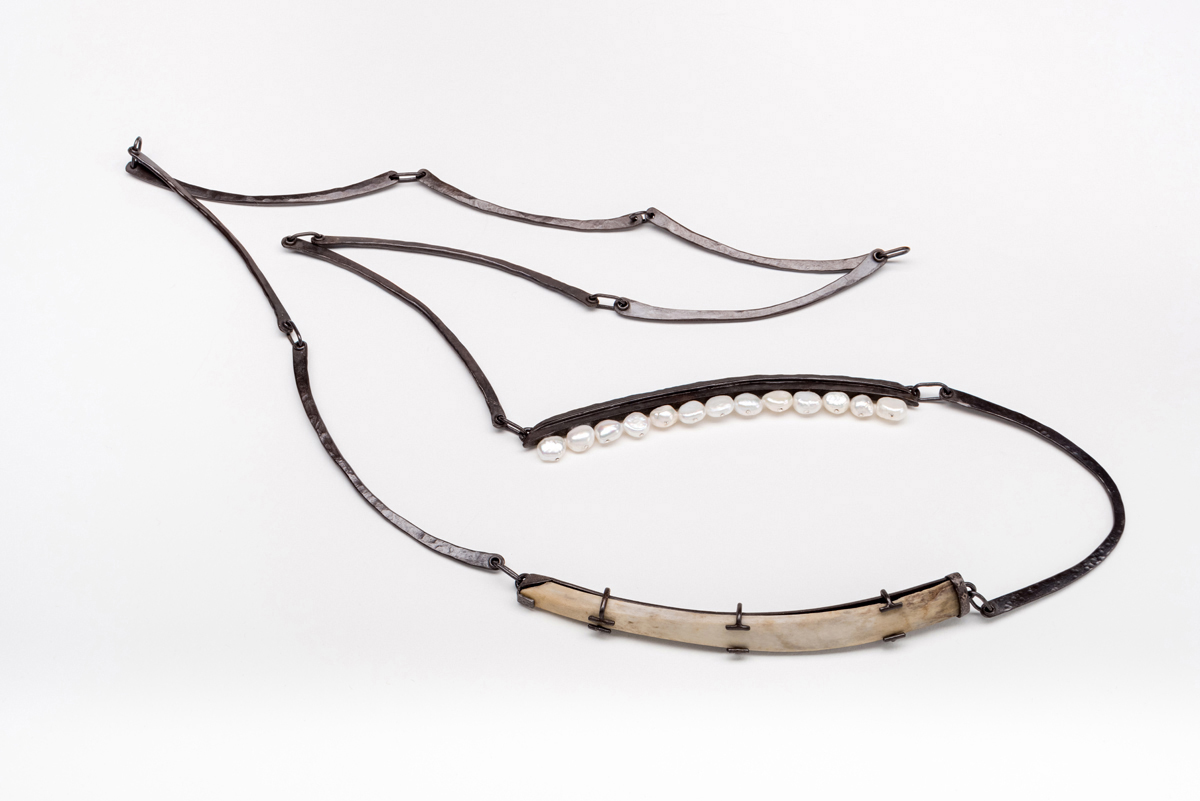 LE SOURIRE DE BAMBI 2017 sautoir argent cote de chevreuil perles baroques PatriciaLemaire photoEcliptique5