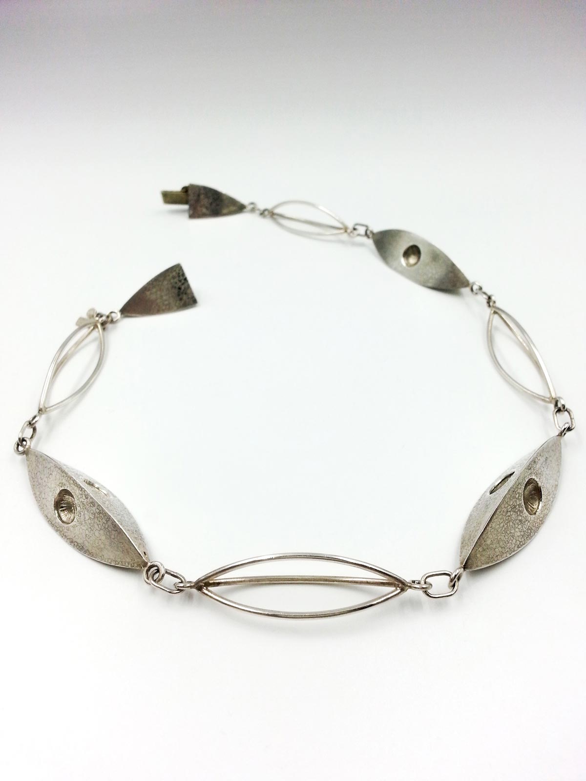 OGIVES-collier-ras-de-cou-emboutis-en-creux-argent925-2009-Patricia-Lemaire