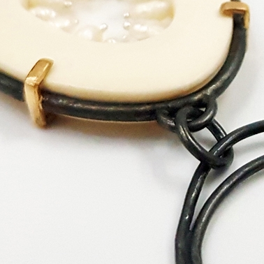 rcdtSILHOUETTE-2018-tour-de-cou-argent-patine-or-os-perles-biwa-Patricia-Lemaire