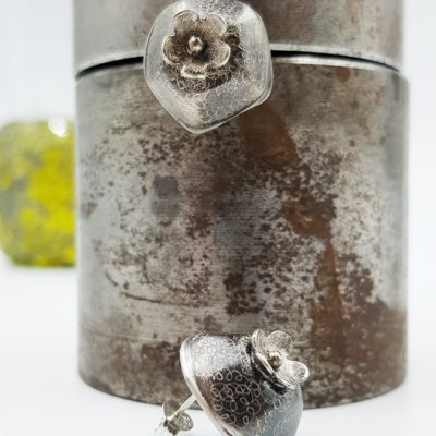 ROCK N PEARL boucles d oreilles ST20068 argent925 patine guilloche motif fleur PatriciaLemaire 1 7x1 7cm